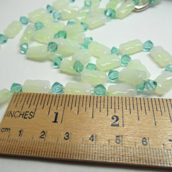Uranium glass vintage hand knotted bead necklace - Picture 9 of 11